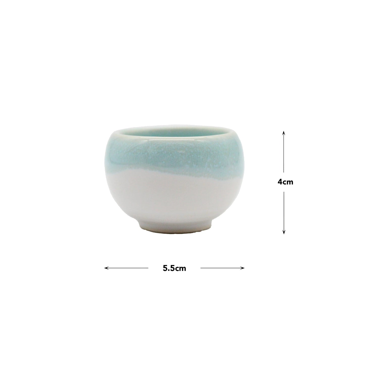The Minoyaki Seiryuu Sake Cup features a light blue and white gradient. Perfect as a sake or ceramic cup, it measures 5.5 cm in diameter and 4 cm in height.