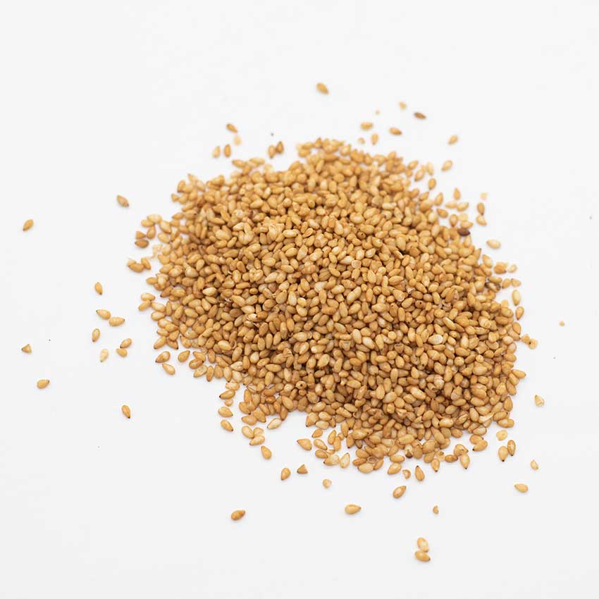 Wadaman Furikake Shoyu Sesame 30g features raw sesame seeds, commonly used in furikake seasoning, displayed on a white background.