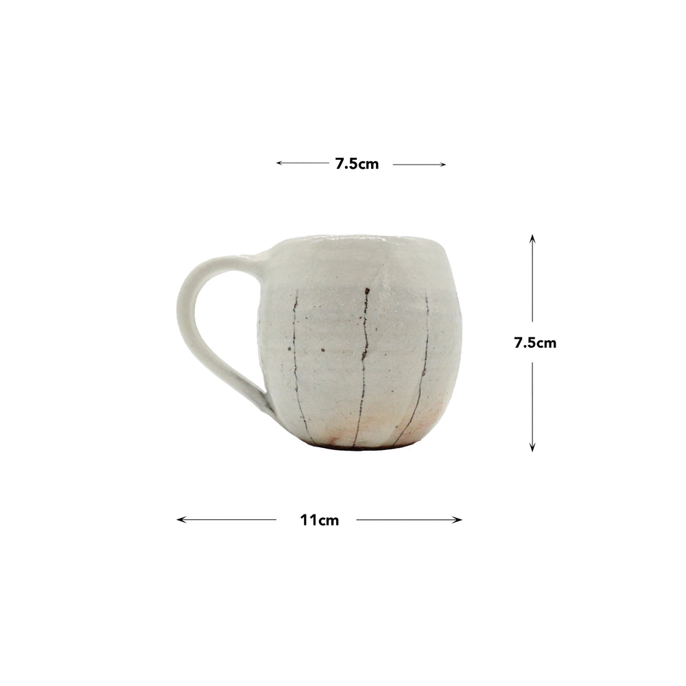 The Tea Mug with Handle - Iron Wire is a white handmade ceramic mug inspired by Japanese tea mugs, measuring 7.5 cm in diameter and height, and 11 cm wide including the handle.
