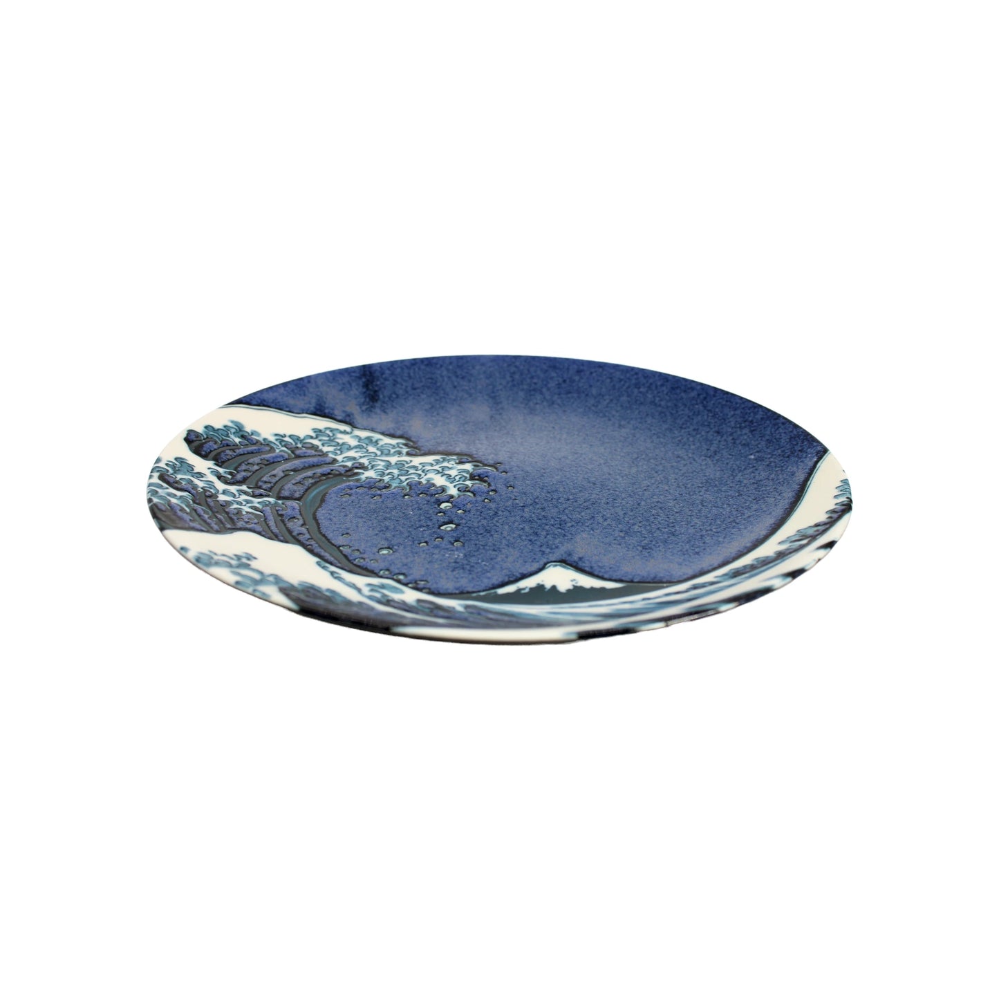 
                  
                    The Large Plate - Great Wave Design Blue is a Minoyaki porcelain plate showcasing a blue and white pattern inspired by Hokusai’s The Great Wave off Kanagawa.
                  
                