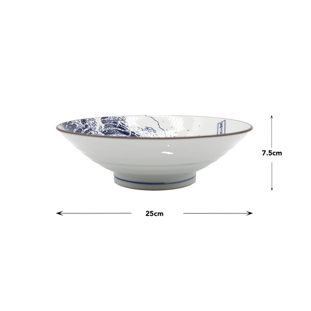 The Ramen Bowl - Great Wave Design White features a blue pattern inspired by Hokusai’s famous wave, measures 25 cm in diameter and 7.5 cm high, and is shown with measurement arrows.