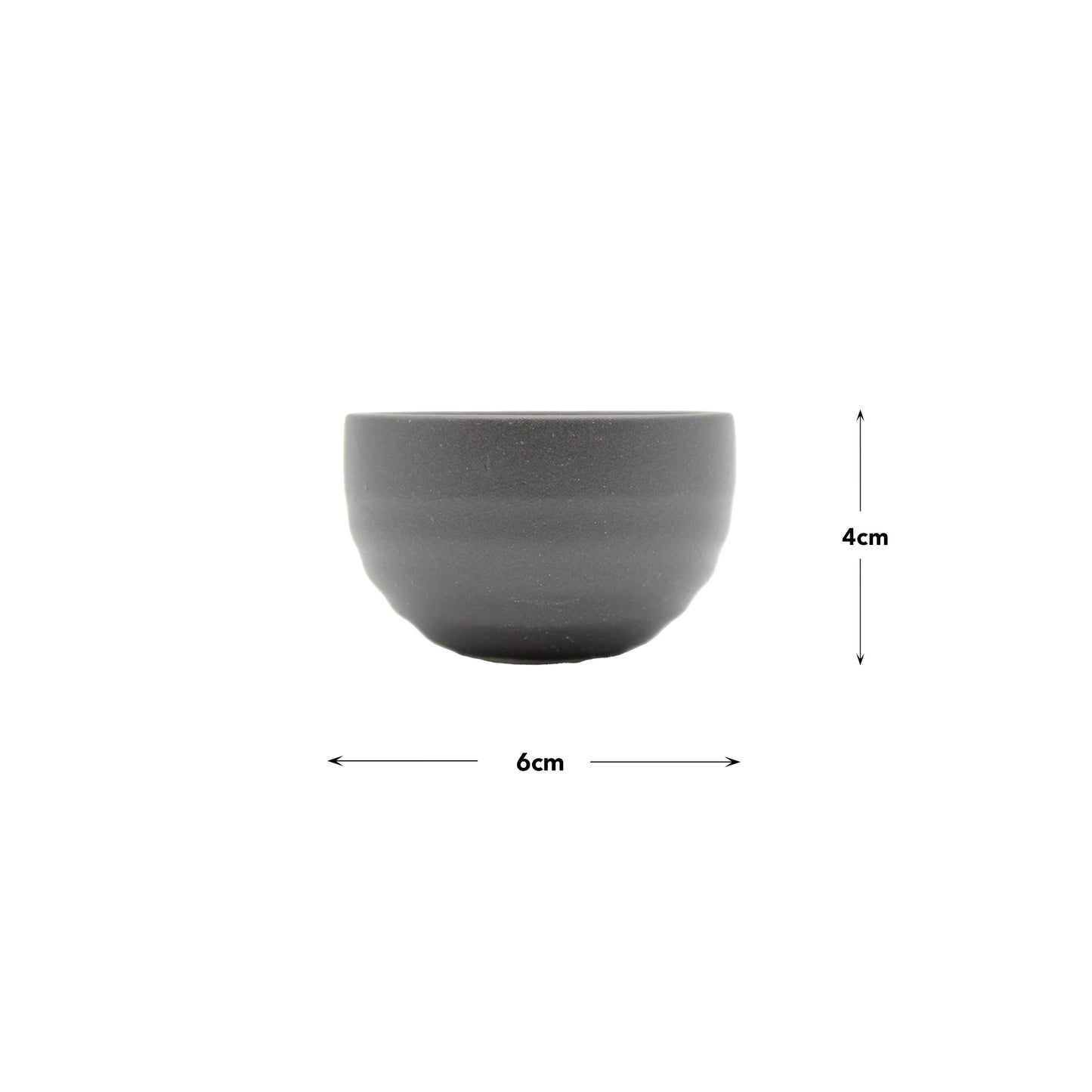 The Sake Cup - Black Bizen is a matte black Bizen ware sake cup measuring 6 cm in diameter and 4 cm in height, displayed on a white background with arrows marking its dimensions—a refined piece of Japanese pottery.