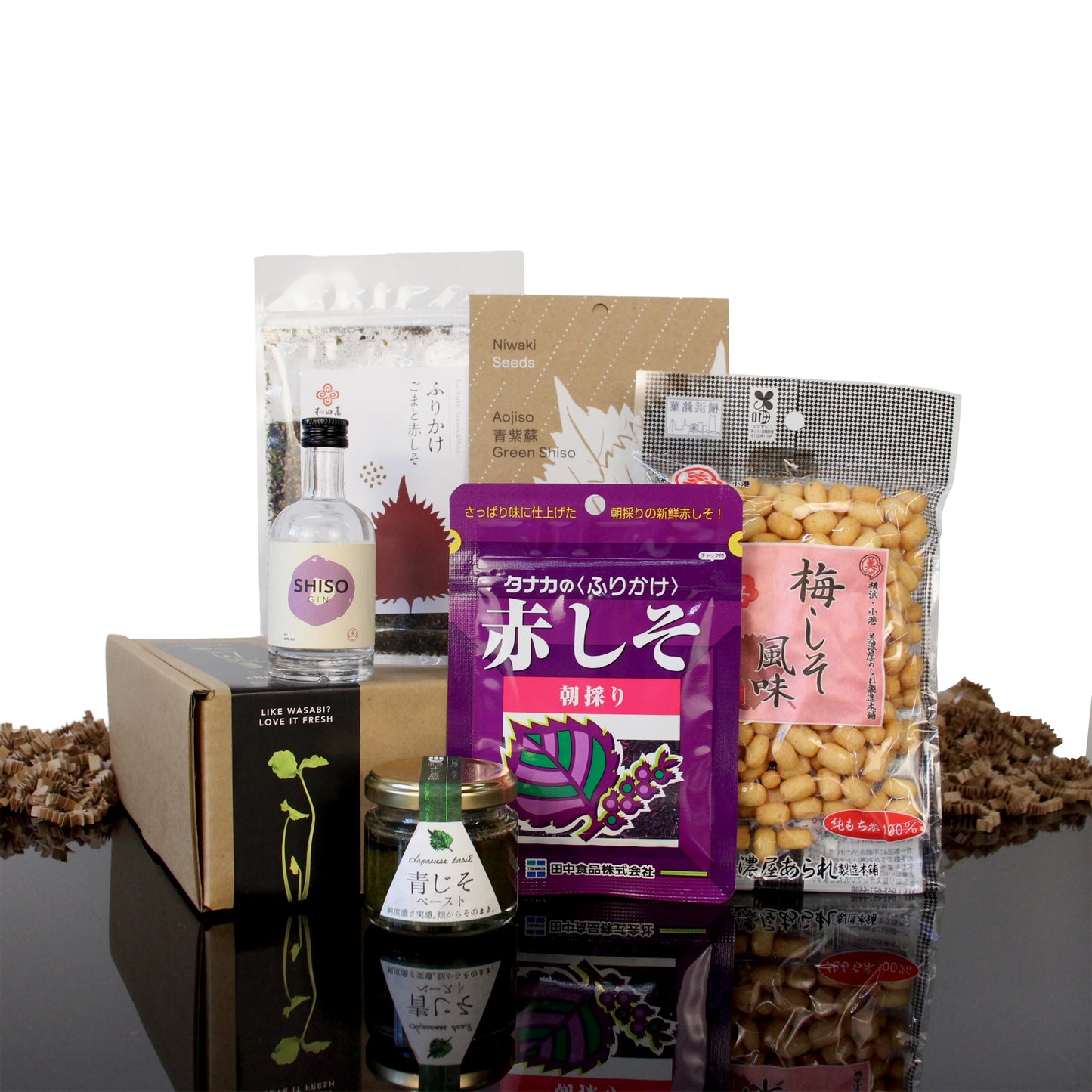 
                  
                    A Shiso Lovers Gift Set containing a small bottle of gin, a glass jar of paste, and several pouches of shiso-flavored seasonings and snacks.
                  
                