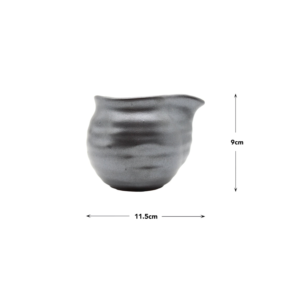 
                  
                    The Soy Sauce Pourer - Silver and Black, crafted from textured Minoyaki porcelain, measures 11.5 cm wide by 9 cm tall and highlights Japanese craftsmanship on a plain white background with measurement arrows.
                  
                