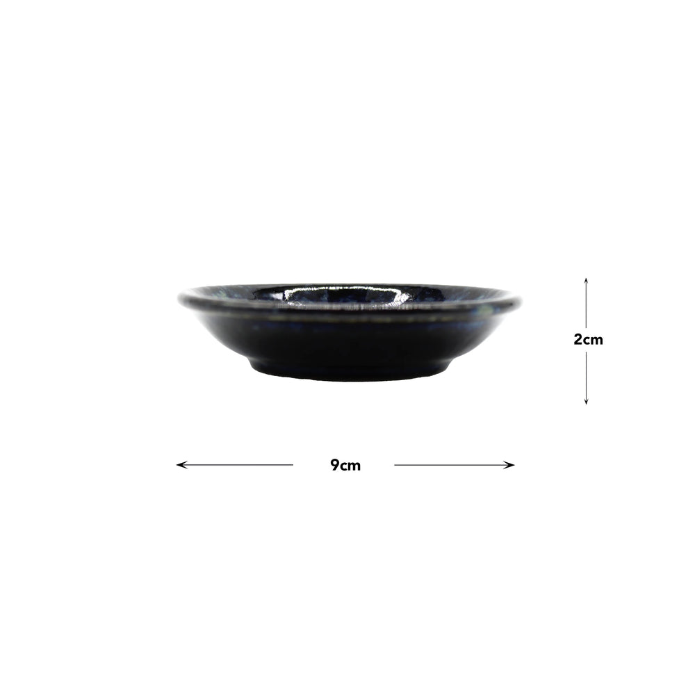 The Soba Seasoning Cup - Yohen Navy Blue is a small dish inspired by Japanese pottery, measuring 9 cm in diameter and 2 cm in height—ideal for serving soba seasoning. Measurement arrows highlight its compact dimensions.