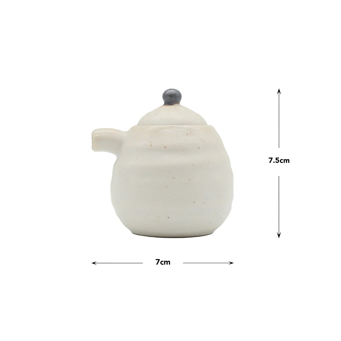The Soy Sauce Serving Pot - White Kohiki features a gray knob on the lid, inspired by Japanese pottery. It measures 7.5 cm tall and 7 cm wide, displayed on a plain white background with measurement arrows.