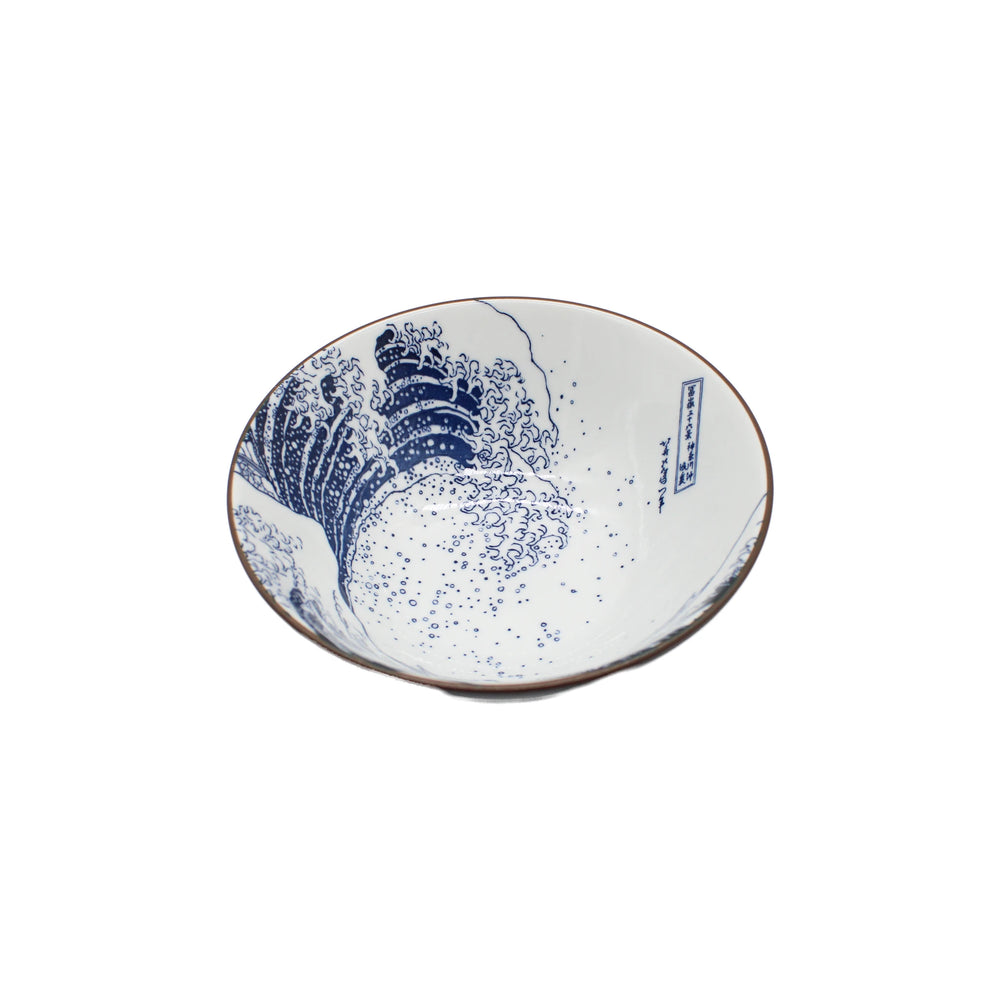 
                  
                    The Udon bowl - Great Wave Design White is a Minoyaki porcelain bowl featuring a blue and white ukiyo-e-inspired Great Wave pattern on a pristine white background.
                  
                