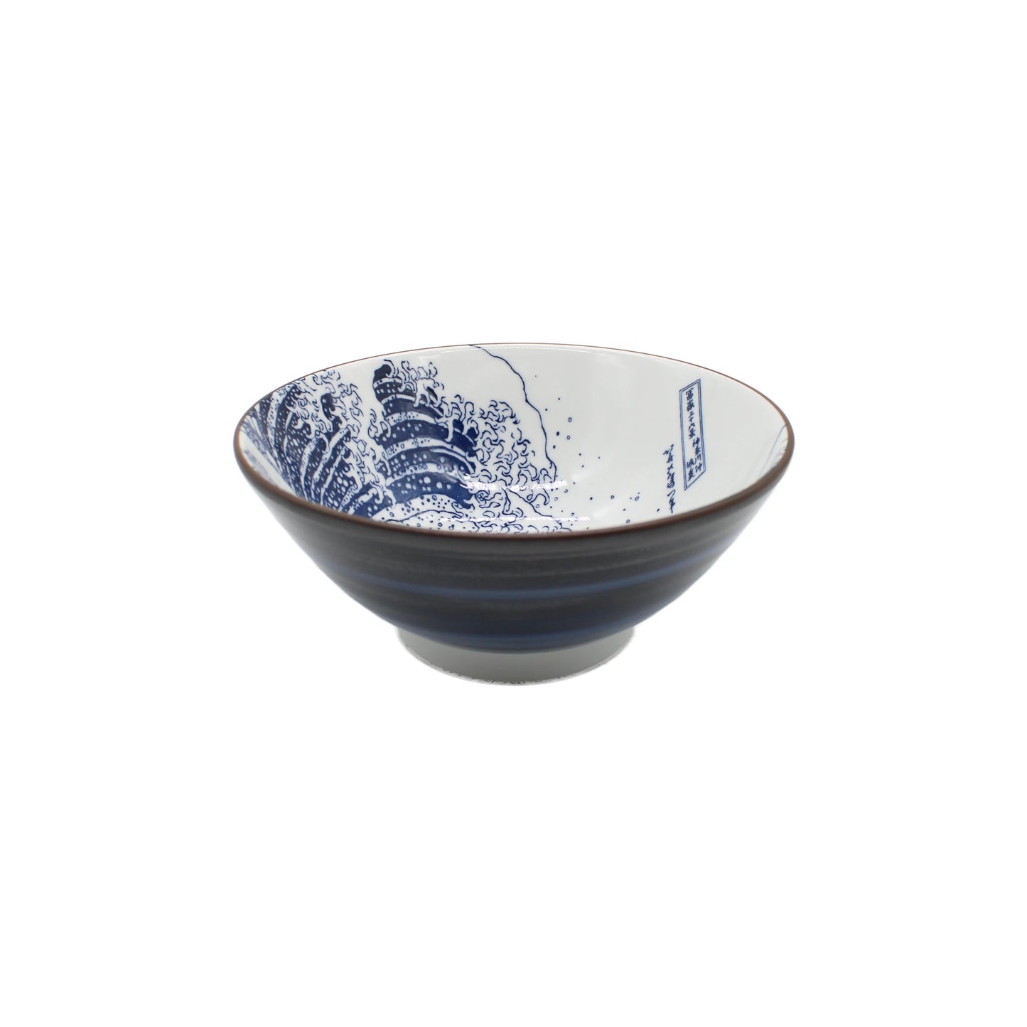 The Udon bowl - Great Wave Design White is a Minoyaki porcelain bowl with a blue and white wave pattern inspired by the Great Wave, featuring a thin brown rim and a round base.