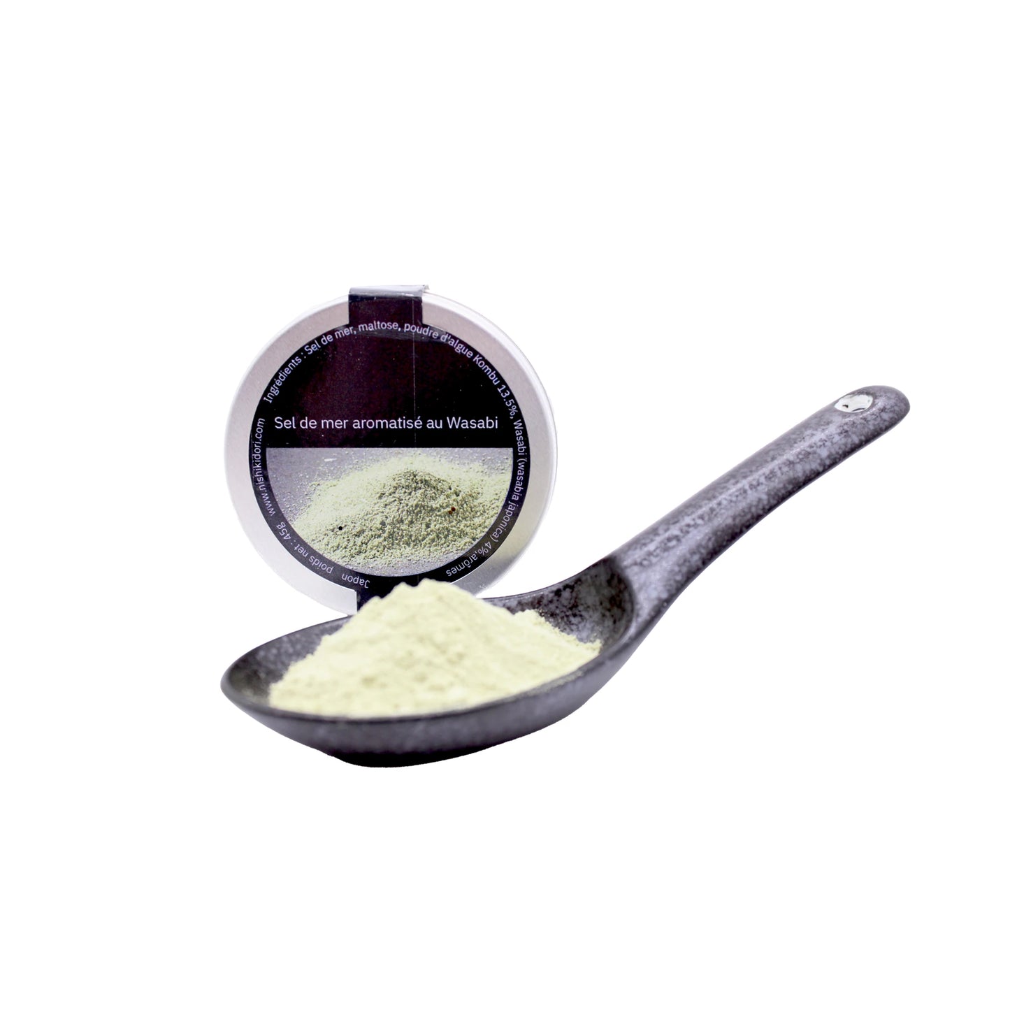 
                  
                    A black spoon filled with Wasabi Sea Salt - 45g powder is placed in front of a round container labeled Sel de mer aromatisé au Wasabi.
                  
                