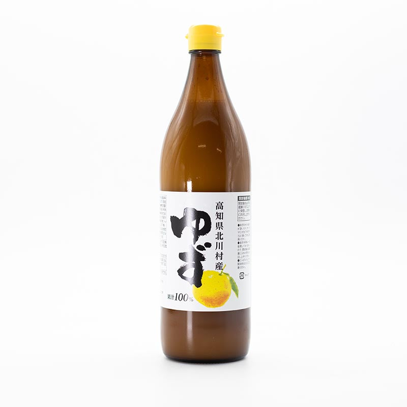 A 900ml brown plastic bottle with a yellow cap, containing Fresh Yuzu Juice from Kochi, features a white label with Japanese text and an image of Kochi yuzu citrus fruit.